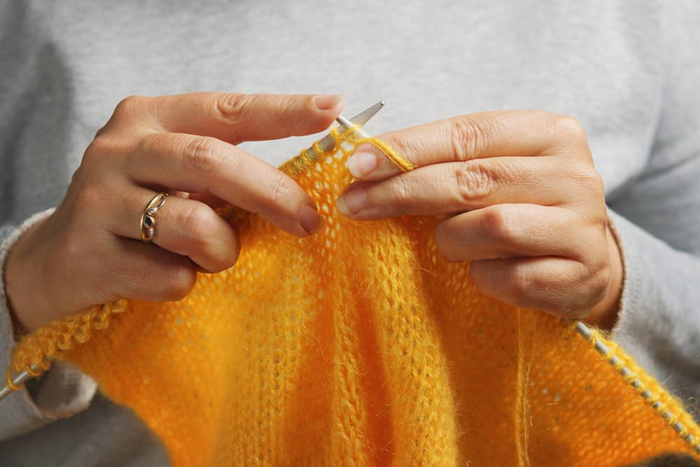 Knitting vs Crochet. What's the difference? 4 hand knitting