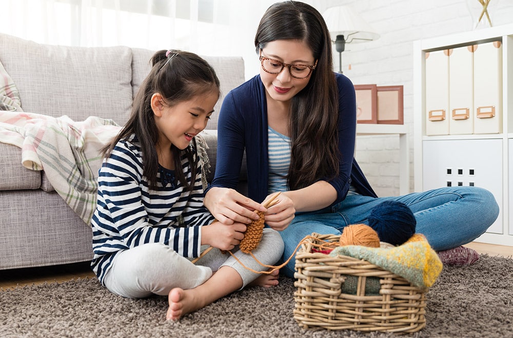 Knitting vs Crochet. What's the difference? 2 mom teaches daughter knitting